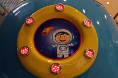 Şehir parkında oyun ve spor malzemeleri..