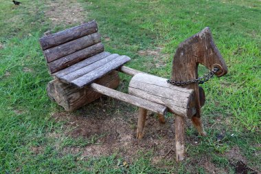 Şehir parkında oyun ve spor malzemeleri..