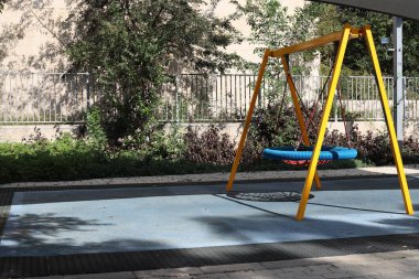 Şehir parkında oyun ve spor malzemeleri..