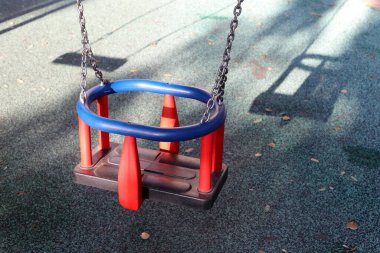 Şehir parkında oyun ve spor malzemeleri..