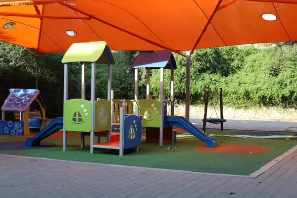 Şehir parkında oyun ve spor malzemeleri..