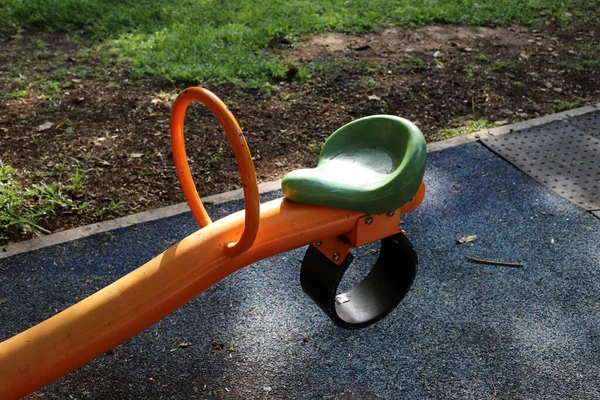 Şehir parkında oyun ve spor malzemeleri..