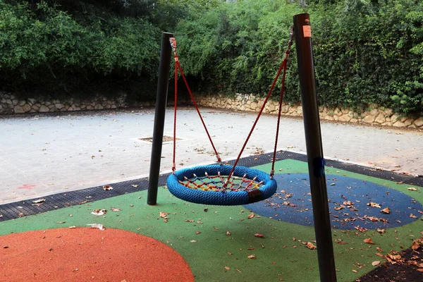 Şehir parkında oyun ve spor malzemeleri..