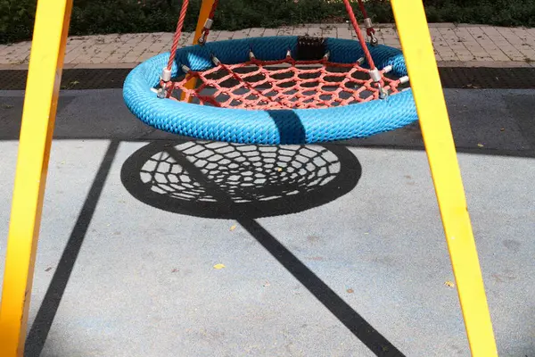 Şehir parkında oyun ve spor malzemeleri..