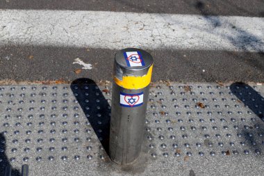 Yayaların güvenli geçişi için yol boyunca sütunlar var..