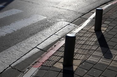 Yayaların güvenli geçişi için yol boyunca sütunlar var..