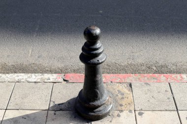 Yayaların güvenli geçişi için yol boyunca sütunlar var..