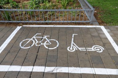 Yayaların güvenli geçişi için yol boyunca sütunlar var..