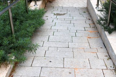 Yayaların güvenli geçişi için yol boyunca sütunlar var..