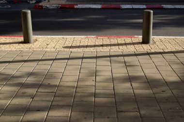 Yayaların güvenli geçişi için yol boyunca sütunlar var..