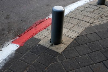 Yayaların güvenli geçişi için yol boyunca sütunlar var..