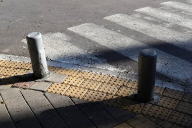 Yayaların güvenli geçişi için yol boyunca sütunlar var..