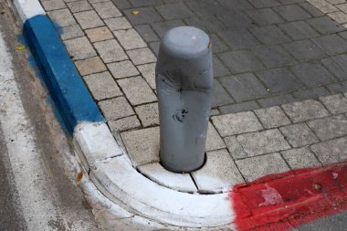 Yayaların güvenli geçişi için yol boyunca sütunlar var..