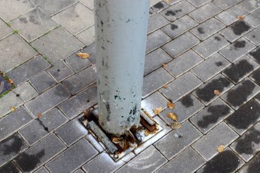 Yayaların güvenli geçişi için yol boyunca sütunlar var..