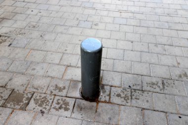 Yayaların güvenli geçişi için yol boyunca sütunlar var..