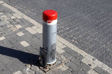 Yayaların güvenli geçişi için yol boyunca sütunlar var..