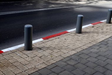 Yayaların güvenli geçişi için yol boyunca sütunlar var..