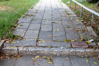 Yayaların güvenli geçişi için yol boyunca sütunlar var..