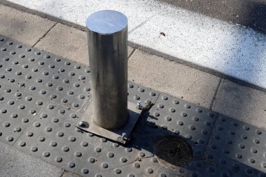 Yayaların güvenli geçişi için yol boyunca sütunlar var..