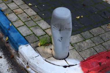 Yayaların güvenli geçişi için yol boyunca sütunlar var..