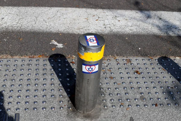 Yayaların güvenli geçişi için yol boyunca sütunlar var..