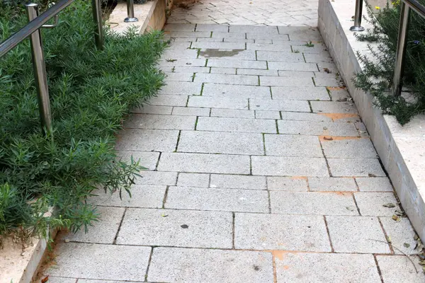 Yayaların güvenli geçişi için yol boyunca sütunlar var..