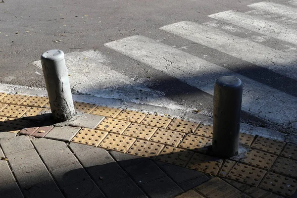 Yayaların güvenli geçişi için yol boyunca sütunlar var..