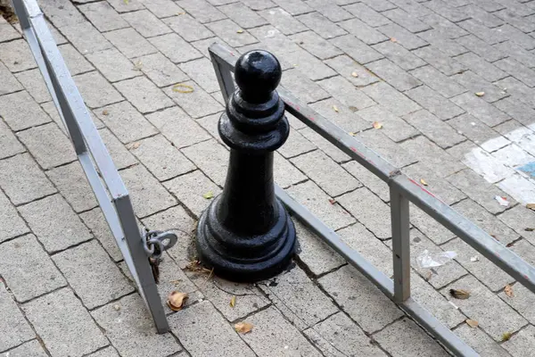 Yayaların güvenli geçişi için yol boyunca sütunlar var..