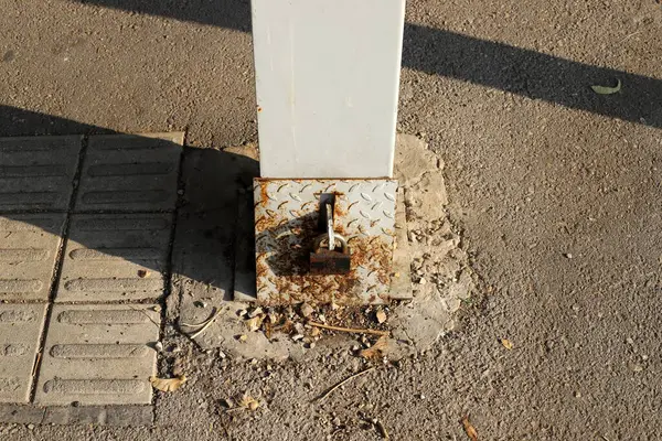 Yayaların güvenli geçişi için yol boyunca sütunlar var..