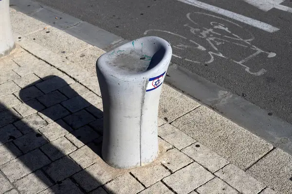 Yayaların güvenli geçişi için yol boyunca sütunlar var..