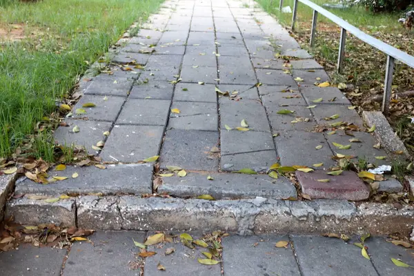 Yayaların güvenli geçişi için yol boyunca sütunlar var..