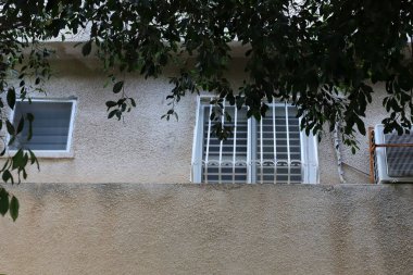 Tel Ayiv 'de konut inşaatında mimari bir detay olarak küçük bir pencere.