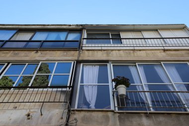 Tel Ayiv 'de konut inşaatında mimari bir detay olarak küçük bir pencere.