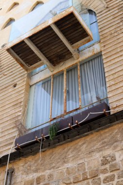 Tel Ayiv 'de konut inşaatında mimari bir detay olarak küçük bir pencere.