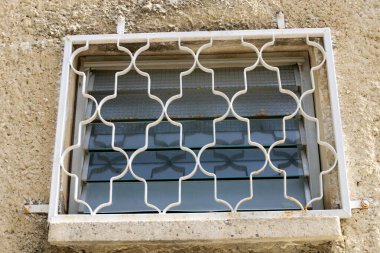 Tel Ayiv 'de konut inşaatında mimari bir detay olarak küçük bir pencere.
