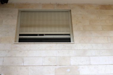 Tel Ayiv 'de konut inşaatında mimari bir detay olarak küçük bir pencere.