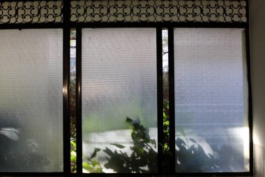 Tel Ayiv 'de konut inşaatında mimari bir detay olarak küçük bir pencere.