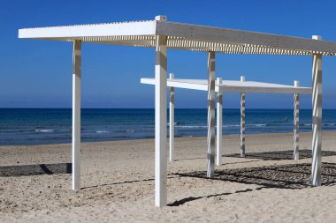 Tel Aviv 'de Akdeniz kıyısında bir sahil.