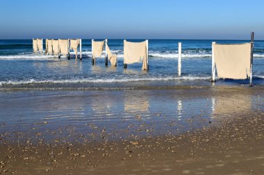 Tel Aviv 'de Akdeniz kıyısında bir sahil.
