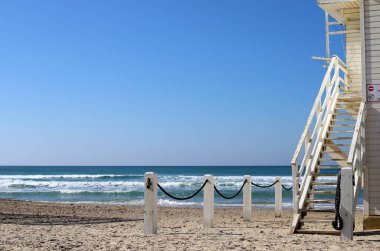 Tel Aviv 'de Akdeniz kıyısında bir sahil.