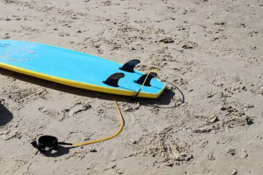 Tel Aviv 'de Akdeniz kıyısında bir sahil.