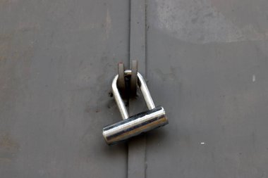 Kapalı metal asma kilit. Koruma kavramı.
