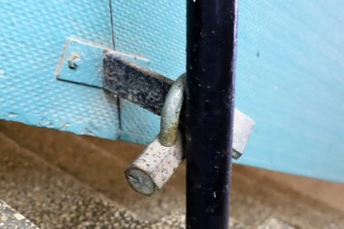 Kapalı metal asma kilit. Koruma kavramı.