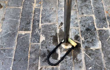 Kapalı metal asma kilit. Koruma kavramı.