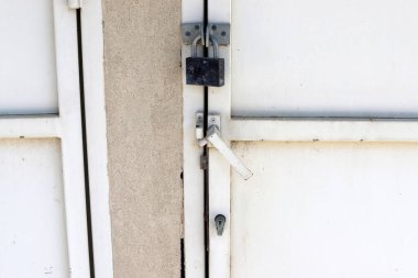 Kapalı metal asma kilit. Koruma kavramı.