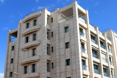 Yüksek binaların modern görünüşü ve cam ve betondan yapılar..