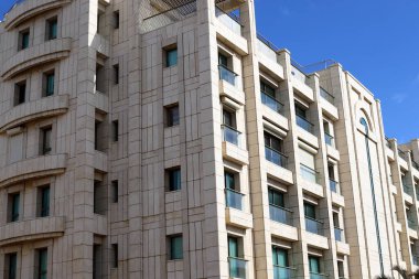 Yüksek binaların modern görünüşü ve cam ve betondan yapılar..