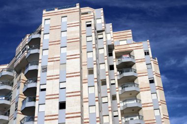 Yüksek binaların modern görünüşü ve cam ve betondan yapılar..