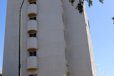 Yüksek binaların modern görünüşü ve cam ve betondan yapılar..