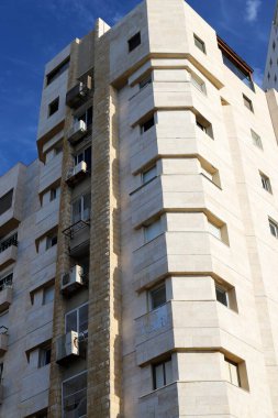 Yüksek binaların modern görünüşü ve cam ve betondan yapılar..